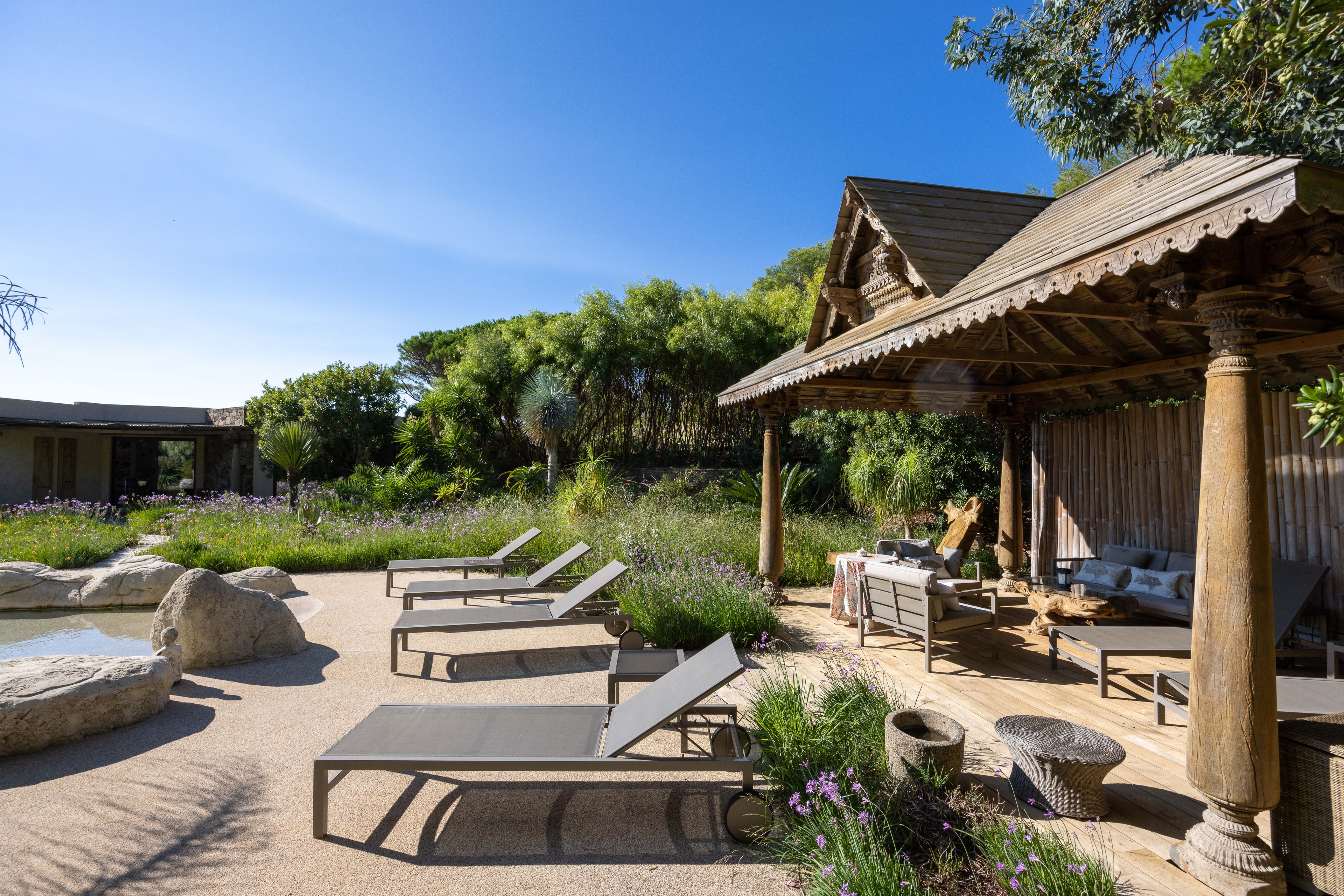 Pool house et chaises longues