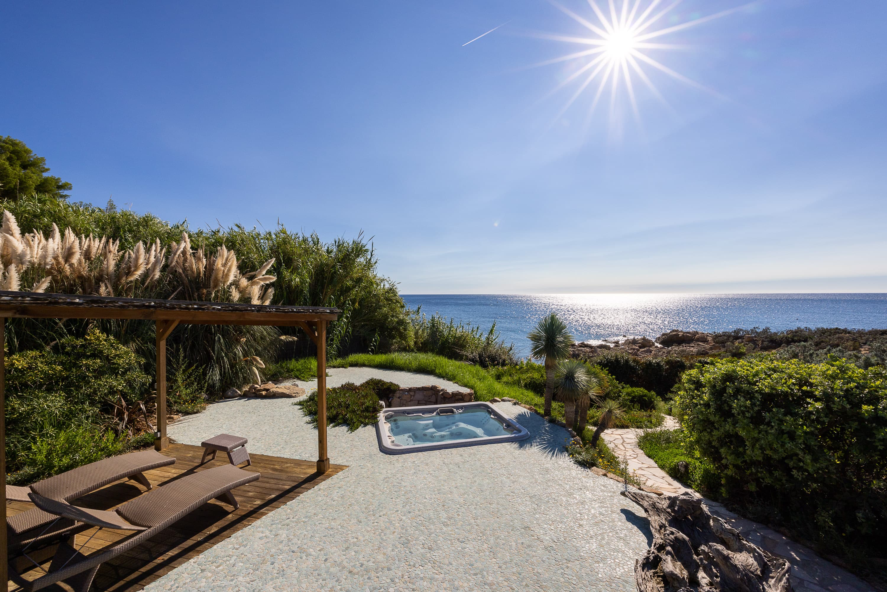 Terrasse et vue sur la Méditerranée