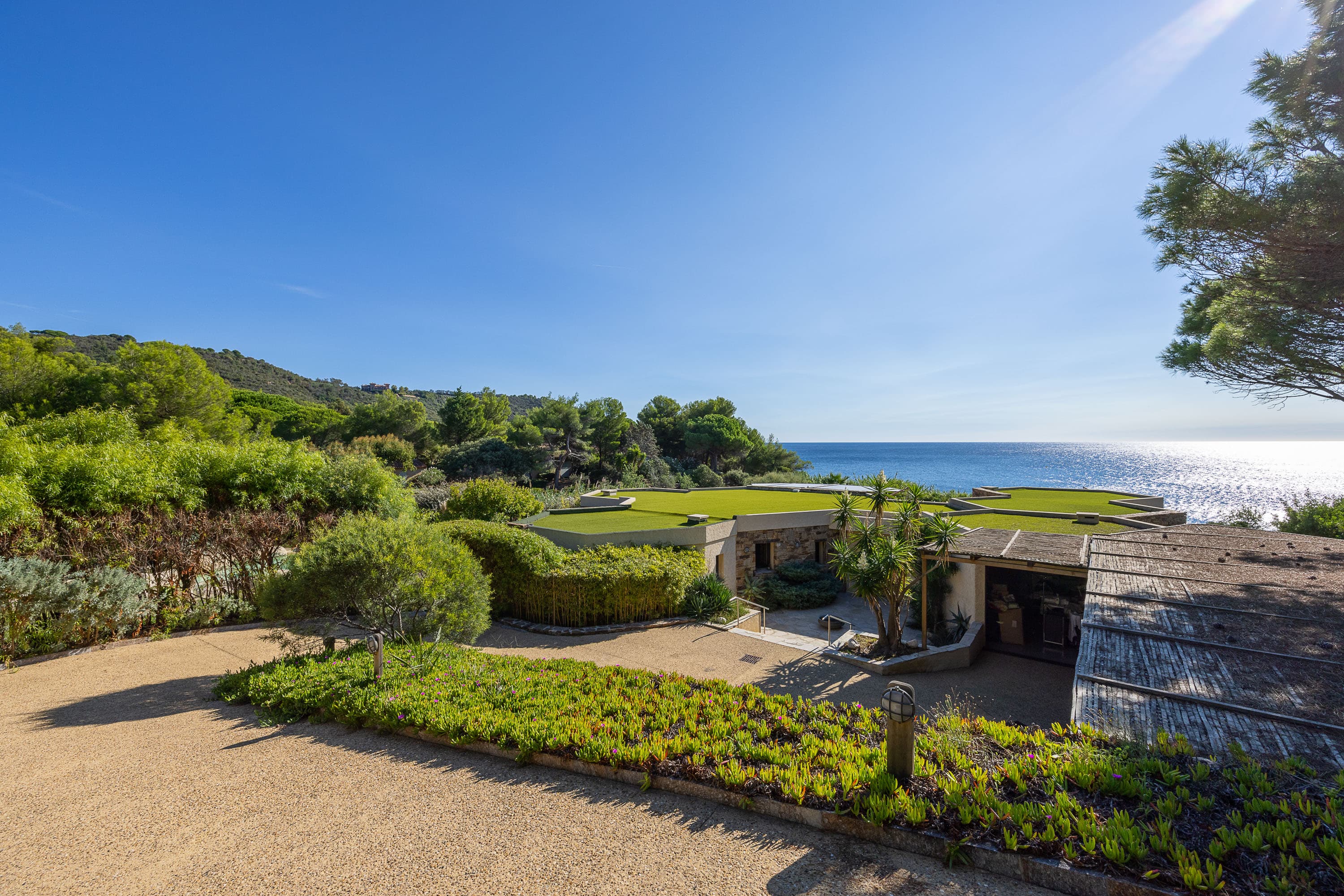 Jardin méditerranéen avec vue mer